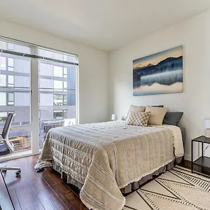 Close Downtown Modern - Pet Friendly, Wifi, Rooftop Views Seattle