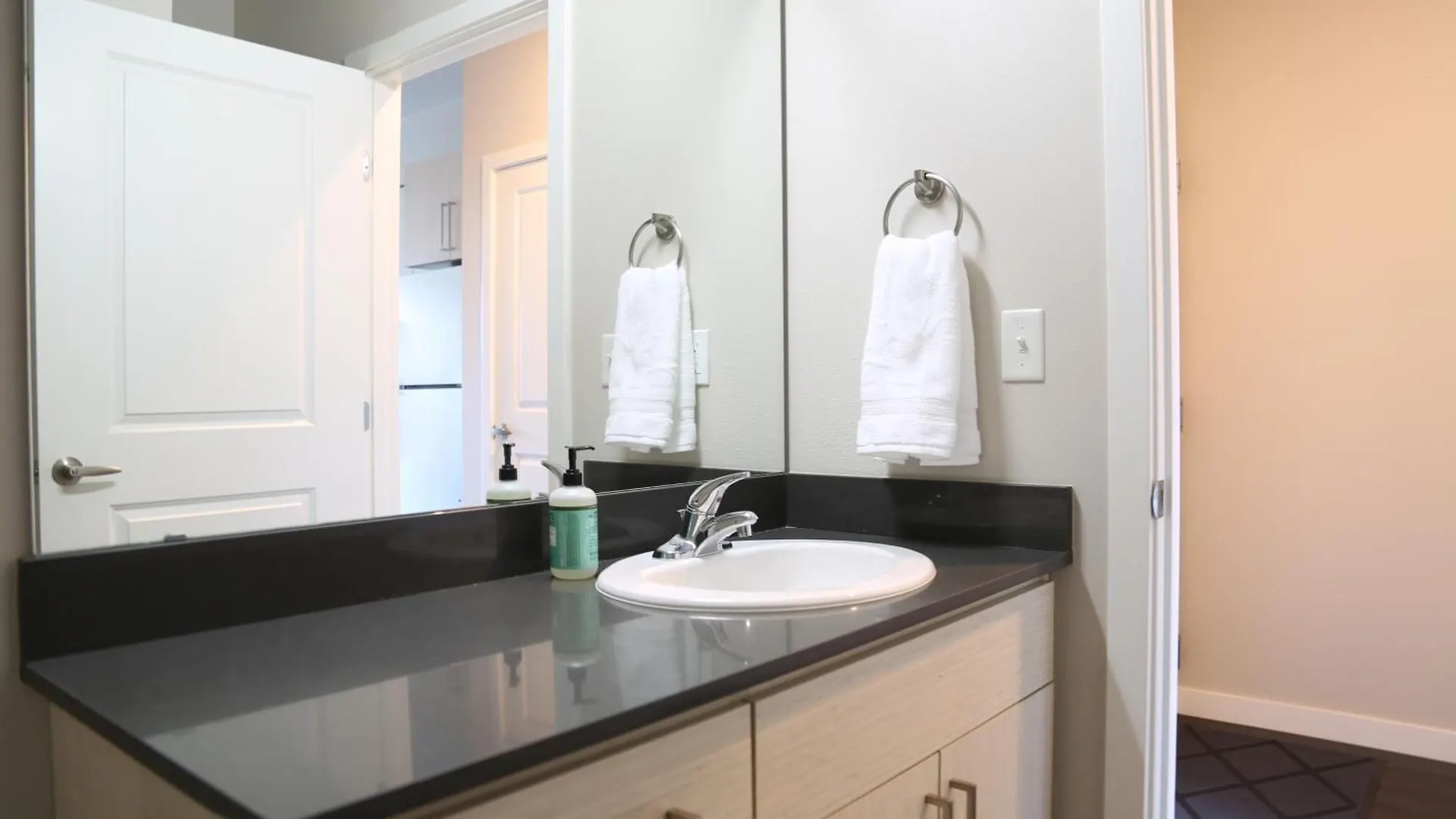 Queen Anne Abode - 1 Block From Cpa! - Free Parking! Seattle