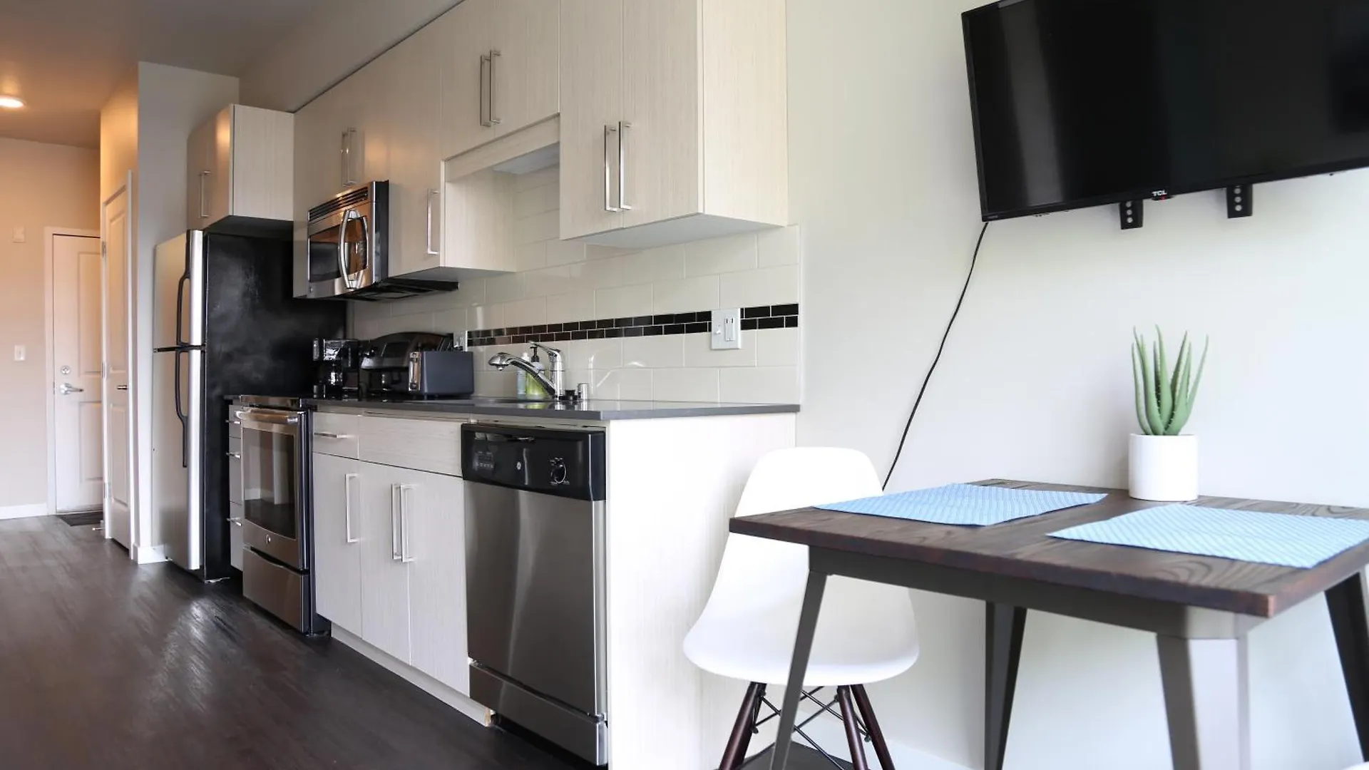 Queen Anne Abode - 1 Block From Cpa! - Free Parking! Seattle