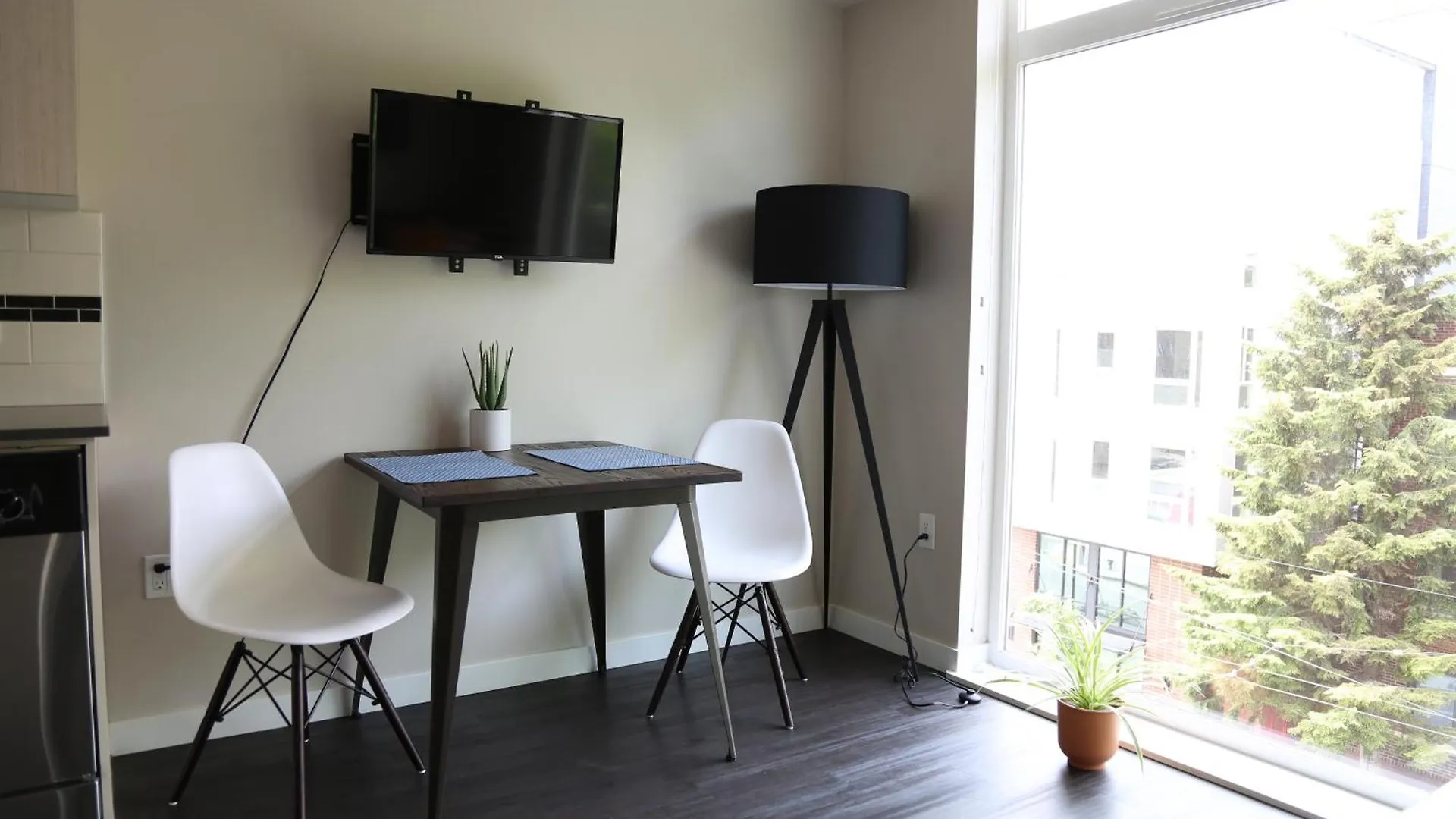 Queen Anne Abode - 1 Block From Cpa! - Free Parking! Seattle Apartment